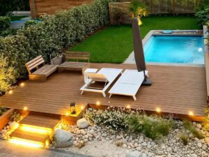 Terrasse design en bois avec piscine et éclairage intégré