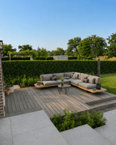 Terrasse bois, salon extérieur, deux escaliers en bois, carrelage grès cérame, éclairage intégré.